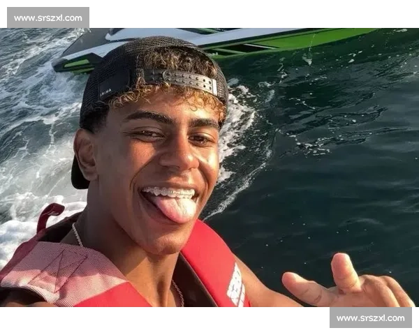 亚马尔更衣室传情被抓拍 尼科镜头下藏不住的温柔