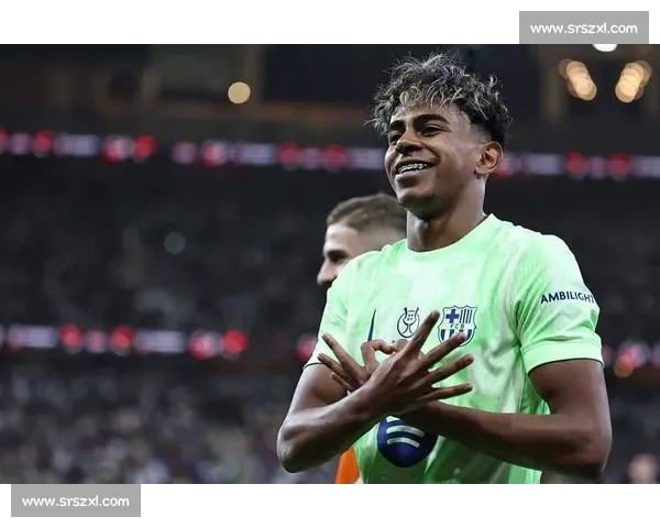 亚马尔更衣室传情被抓拍 尼科镜头下藏不住的温柔